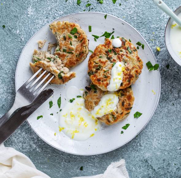 Thunfischfrikadellen mit Joghurtdip
