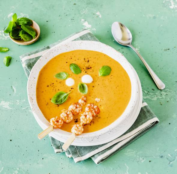 Tomate-Mozzarella-Suppe mit Garnelenspießen