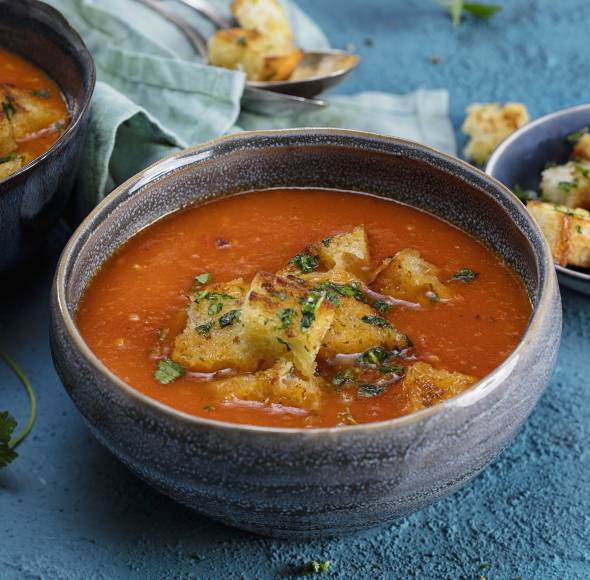 Tomatensuppe mit Petersiliencroûtons