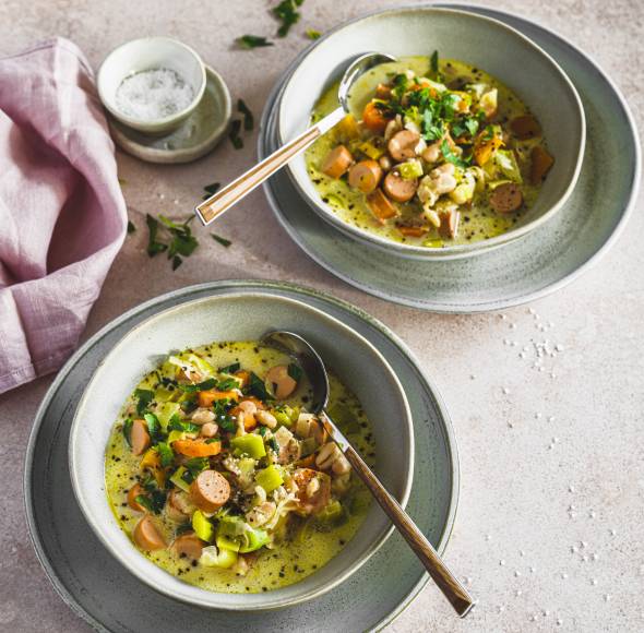 Weiße Bohnensuppe mit Veggie-Würstchen