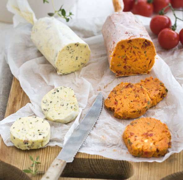 Zitronen-Kräuterbutter und Tomatenbutter