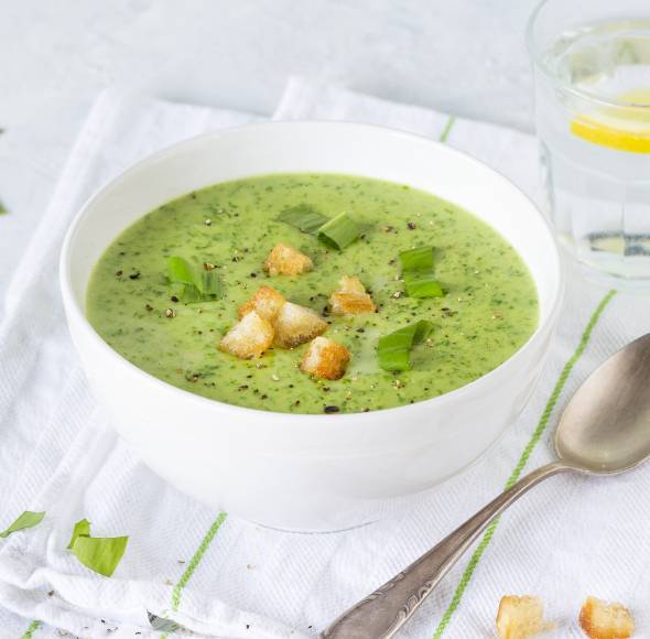 Bärlauchsuppe mit Petersiliencroûtons