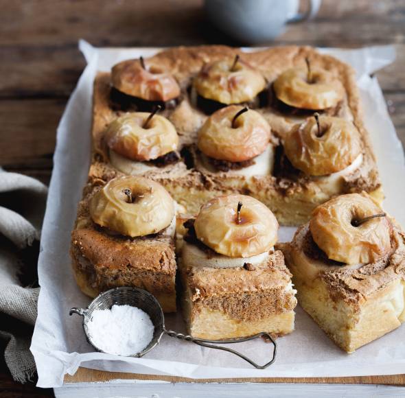 Bratapfelkuchen mit Lebkuchencreme