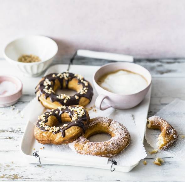 Cronuts mit Puderzucker und Schokolade