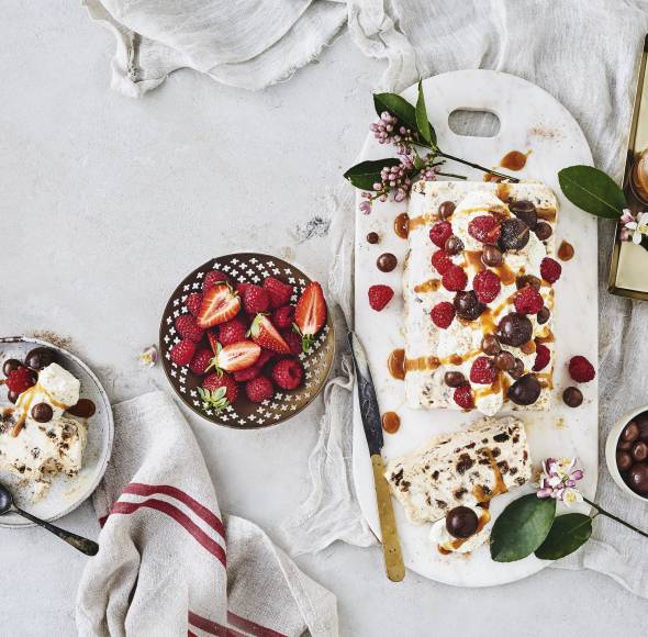Eisschnitte mit Früchtekuchen und Beeren