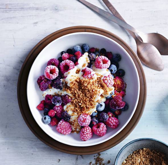 Gefrorene Beeren mit weißer Schokoladensoße und Spekulatius