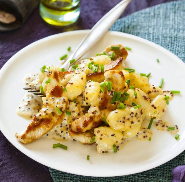 Gnocchi mit Putenstreifen in Kräuter-Senf-Sahne