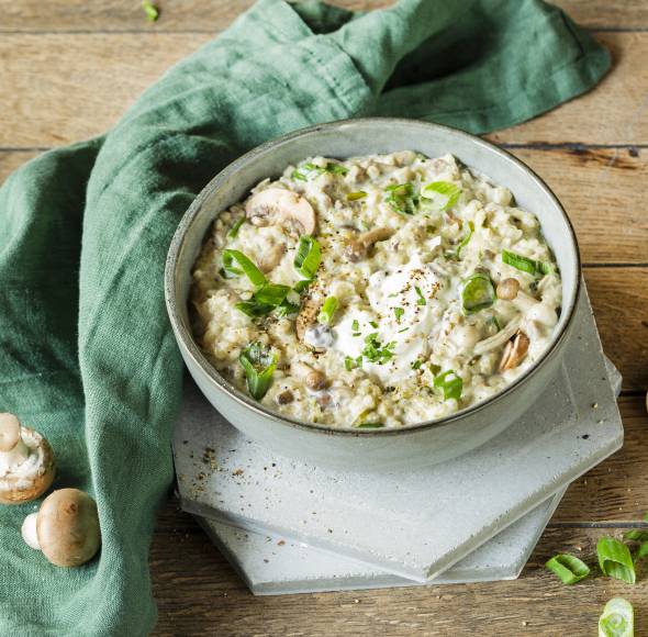 Vegetarischer Graupentopf mit Pilzen und Crème fraîche
