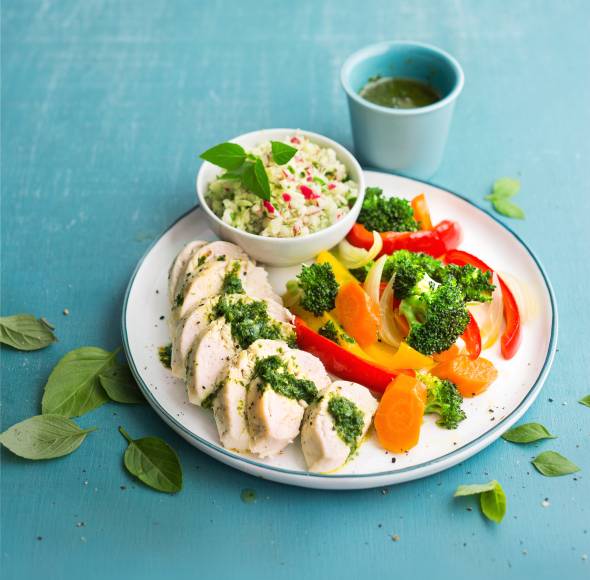 Hähnchenbrustfilet sous-vide mit Gemüse und Salat