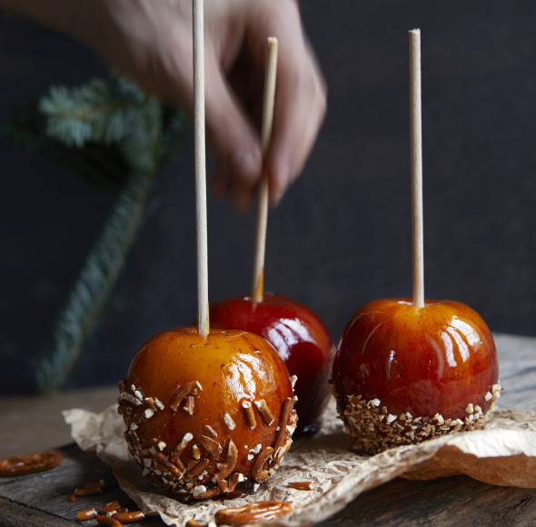 Karamelläpfel mit Nuss- und Brezel-Deko