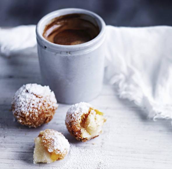 Krapfenbällchen mit Schokoladensoße