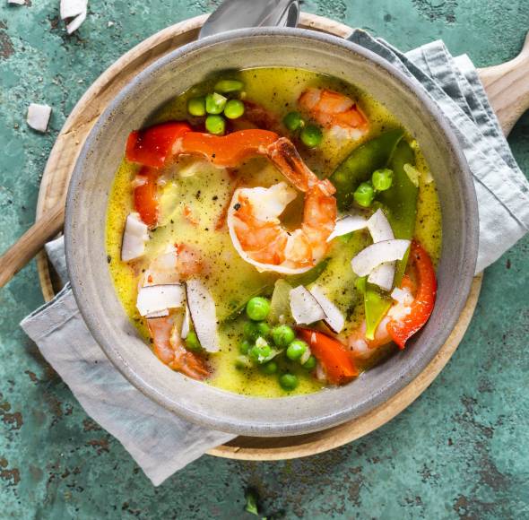 Leichte Kokossuppe mit Garnelen