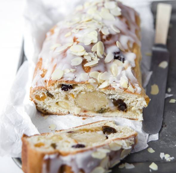 Marzipanstollen mit Zuckerguss