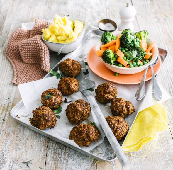 Ofenfrikadellen mit Kartoffelstampf und gedämpftem Gemüse
