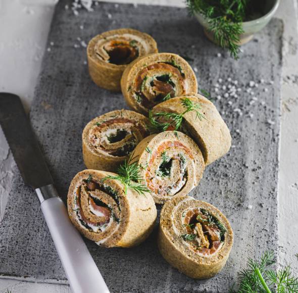 Pfannkuchen-Röllchen mit Frischkäse und Lachs