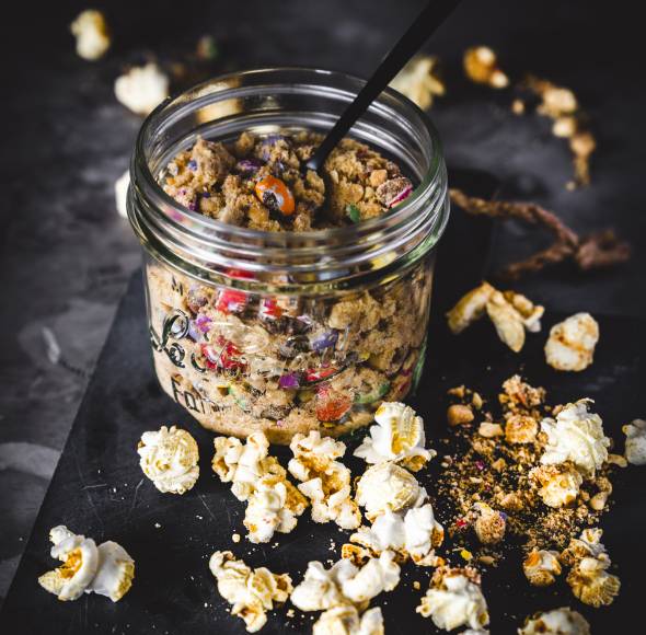 Popcorngewürz Pulver und Karamellstückchen
