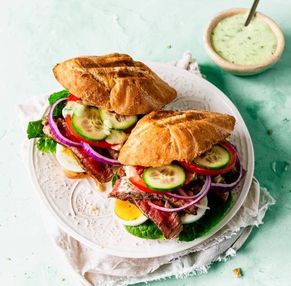 Rustikales Sandwich mit Kräuter-Remoulade