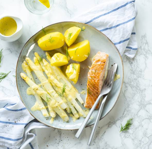 Spargel mit Lachs und Kartoffeln