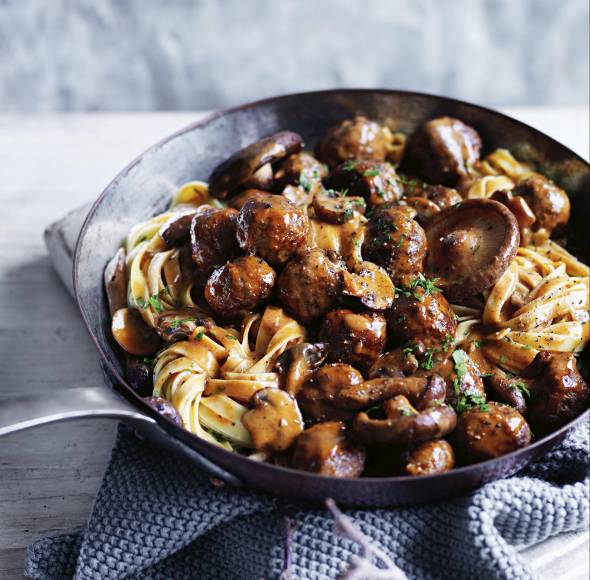 Tagliatelle mit Hackbällchenragout und Waldpilzen