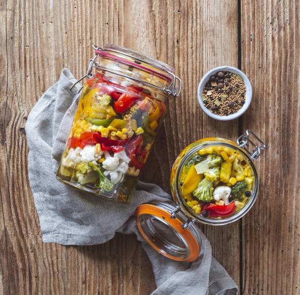 Buntes Gemüse im Glas mit dem Monsieur Cuisine