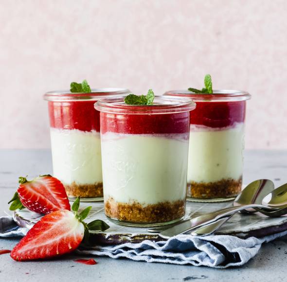 Cheesecake im Glas mit einfacher Erdbeersoße
