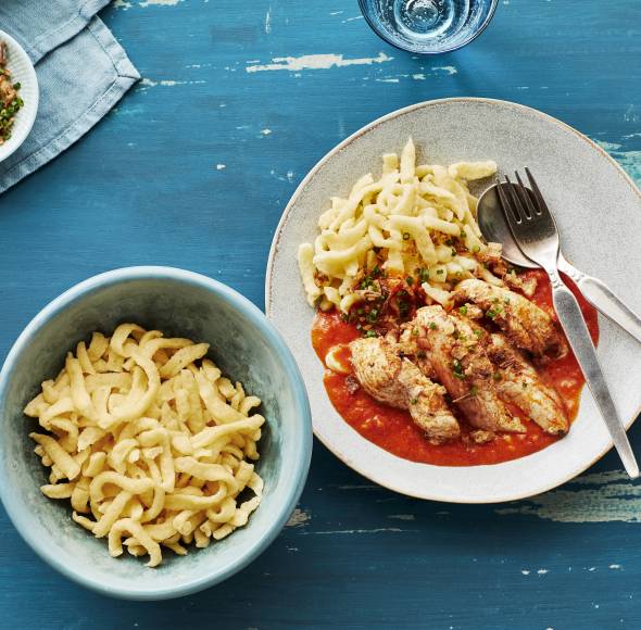 Hähnchen mit Spätzle und Tomaten-Sahne-Soße