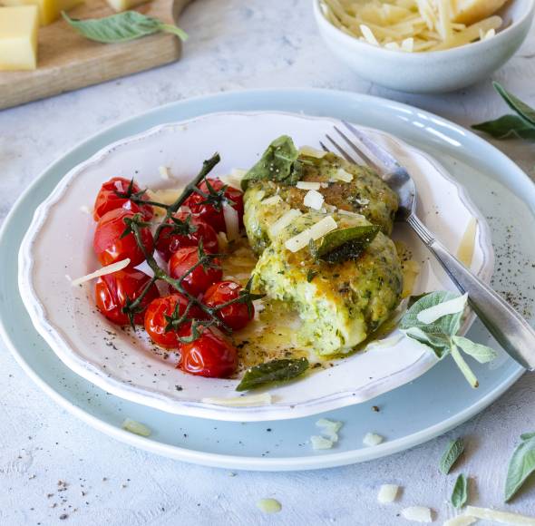 Käseknödel mit Salbeibutter und Tomaten