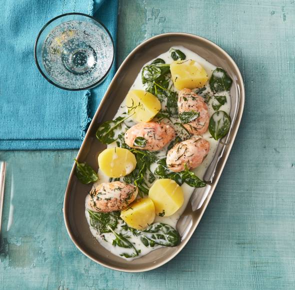 Lachsbällchen auf Spinatrahm