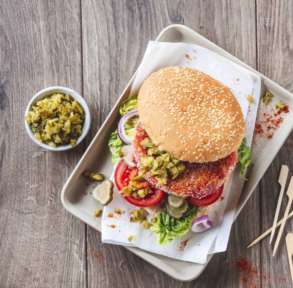 Vegane Burger mit Süßkartoffelpatty und Gurkenchutney