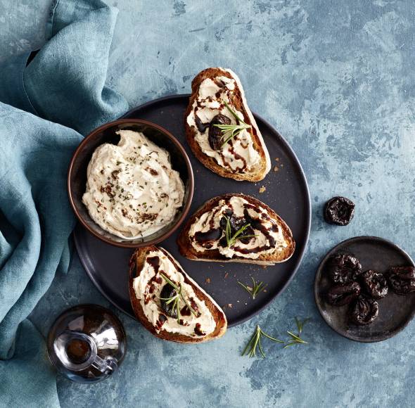 Pflaumen-­Rosmarin-Creme mit Balsamicosirup