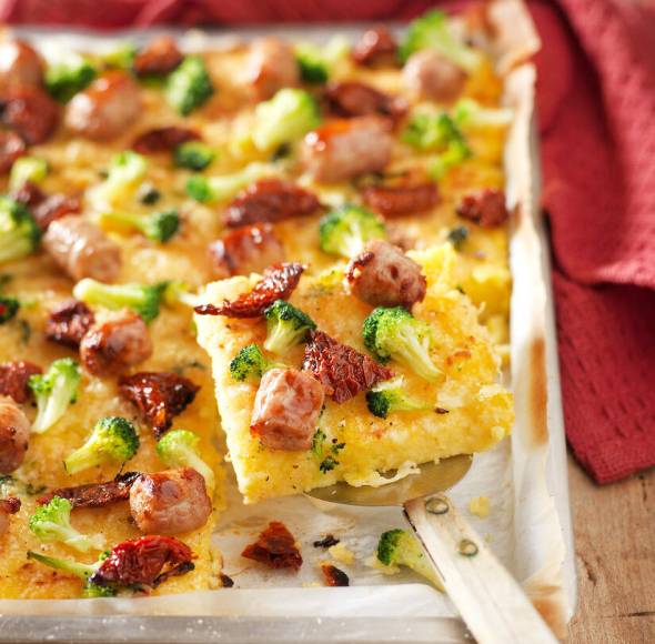 Polenta vom Blech mit Brokkoli und Würstchen