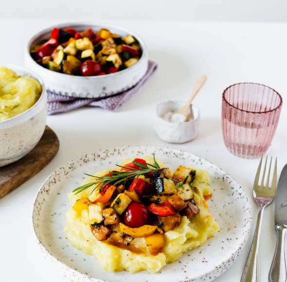 Rosmarin-Kartoffelstampf mit Ratatouille