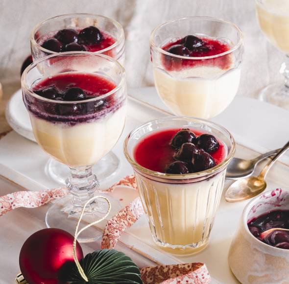 Marzipan-Mousse mit Kirschkompott