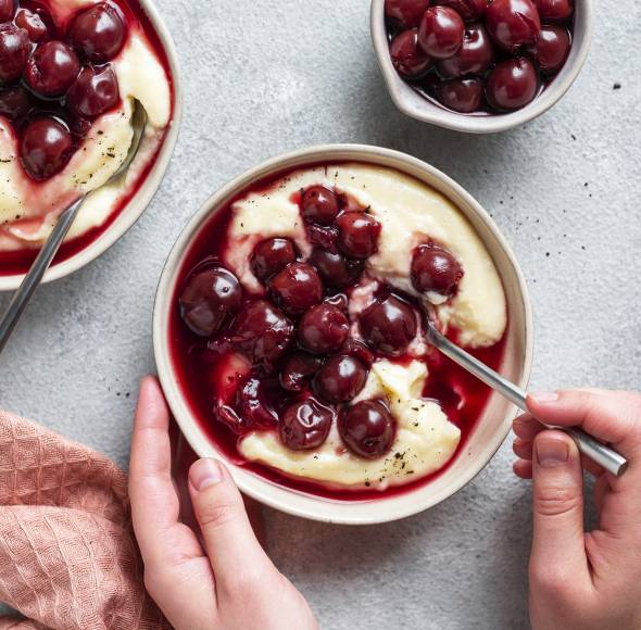 Grießpudding mit Kirschen