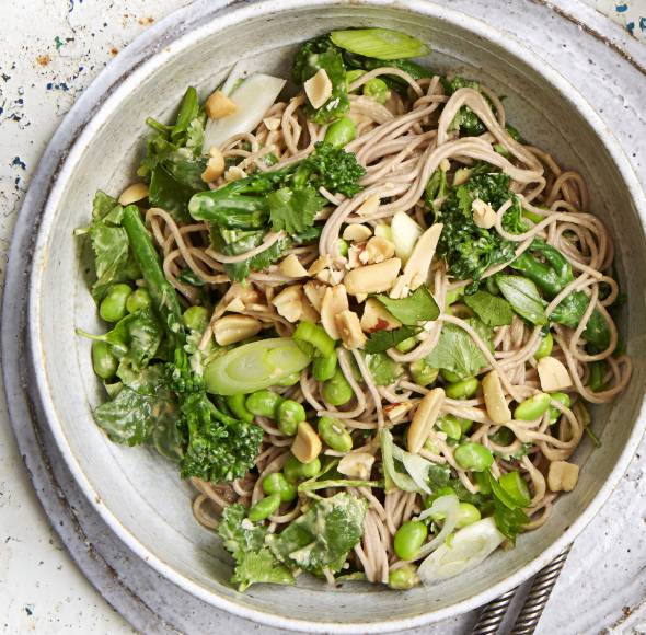 Konjaknudeln mit Edamame in Erdnusssoße