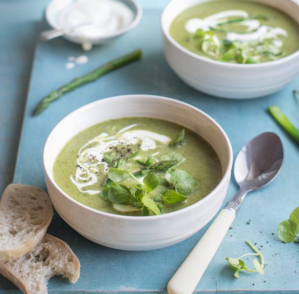 Grüne Spargelcremesuppe mit Mascarpone