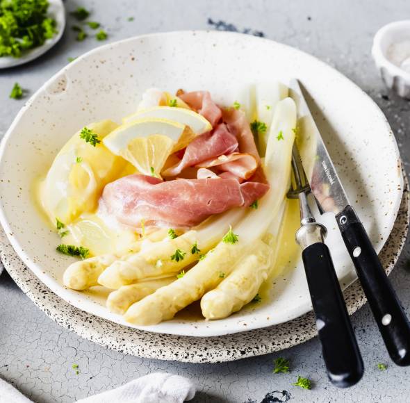 Spargel mit Kartoffeln und Sauce hollandaise