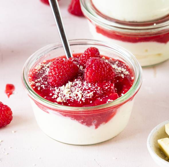 Käsekuchencreme mit Himbeersoße