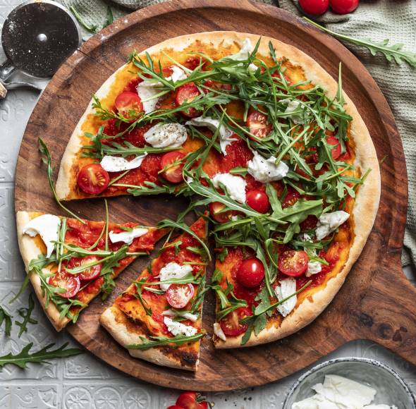 Pizza mit fruchtiger Tomatensoße