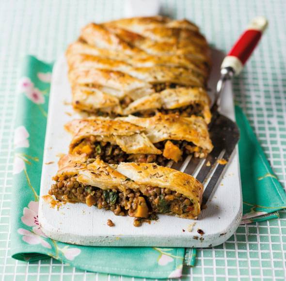 Blätterteigpastete mit Linsenragout und Kürbis