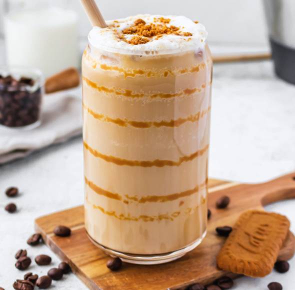 „Biscoff“-Eiskaffee mit Milchschaum
