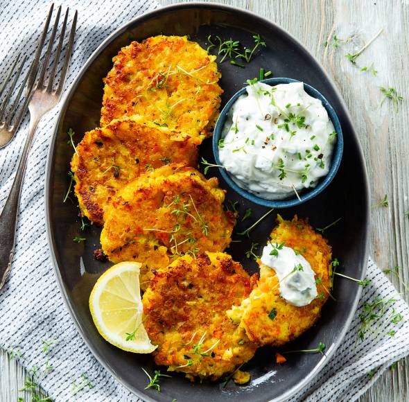 Gemüse-Kartoffelpuffer mit Kräuterdip