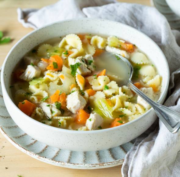 5-Zutaten-Hühnersuppe mit Muschelnudeln
