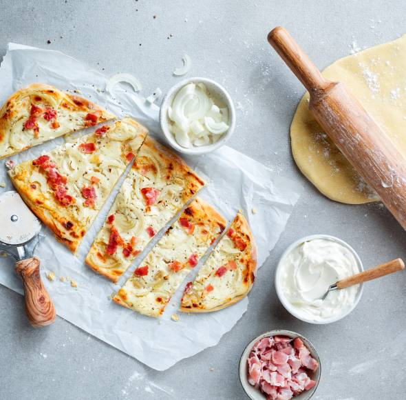 Klassischer Elsässer Flammkuchen
