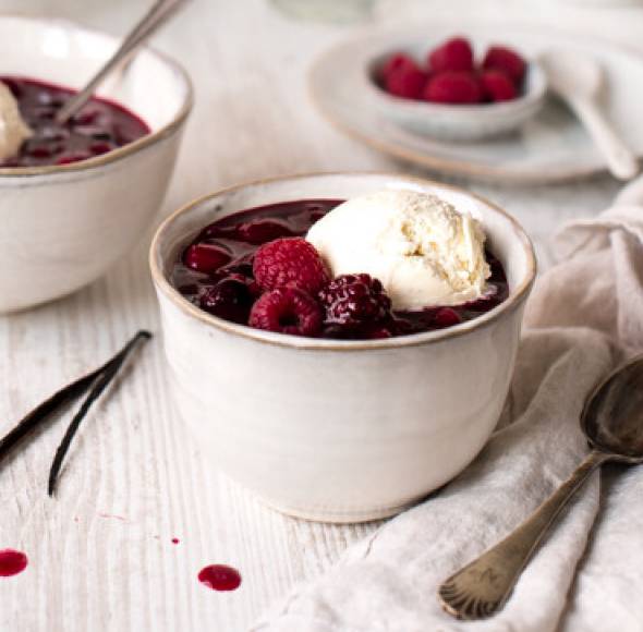 Rote Grütze mit Vanilleeis