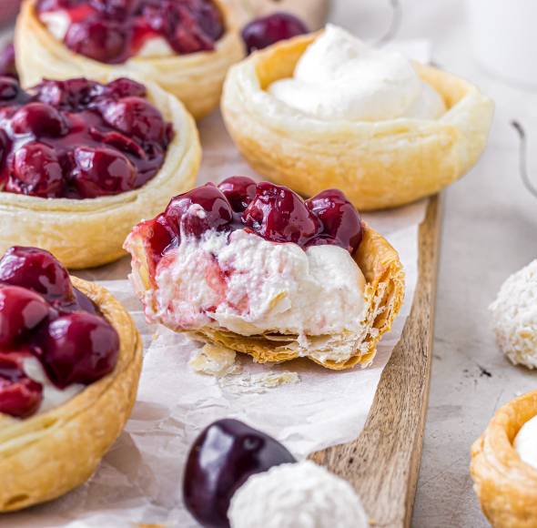 Blätterteig-Cups mit „Raffaello"-Creme und Kirschen