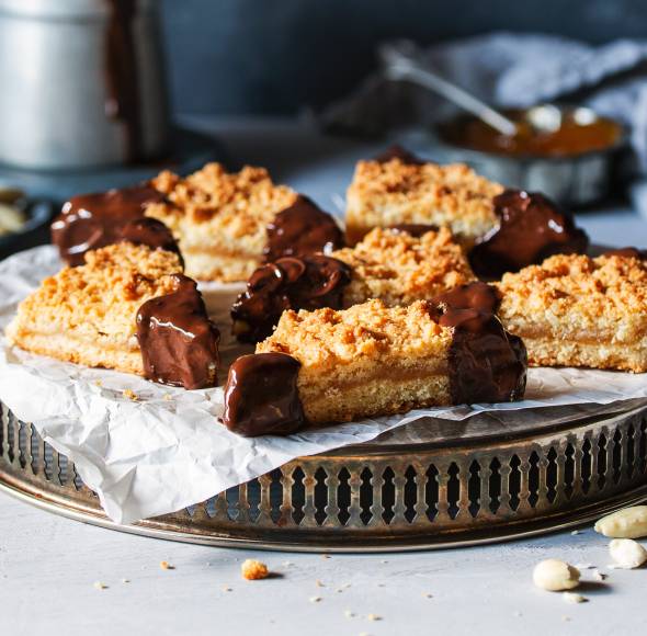 Nussecken mit Marzipan