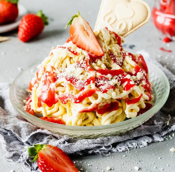 Spaghettieis mit Erdbeersoße