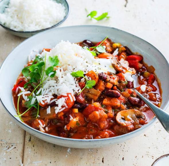 Gemüsechili mit Reis in tiefem Teller