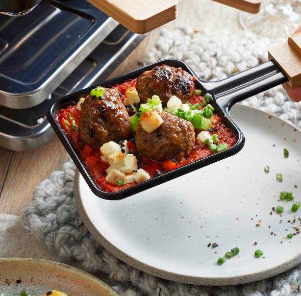 Griechische Frikadellen-Pfanne mit Ajvar-Soße